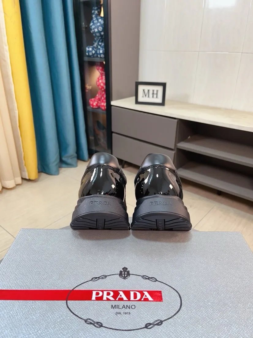 Men's shoes 💰600🌹🌹High-quality new Prada counters are launched simultaneously. The new men's shoes and 😘fabrics are selected from imported mesh and glue-spraying technology. Imported cowhide lining. 👍🏿High-end☄️Open-molded non-slip rubber outsole, exquisite lines, simple and elegant, comfortable and high-end for leisure travel. Code number: 38 to 44